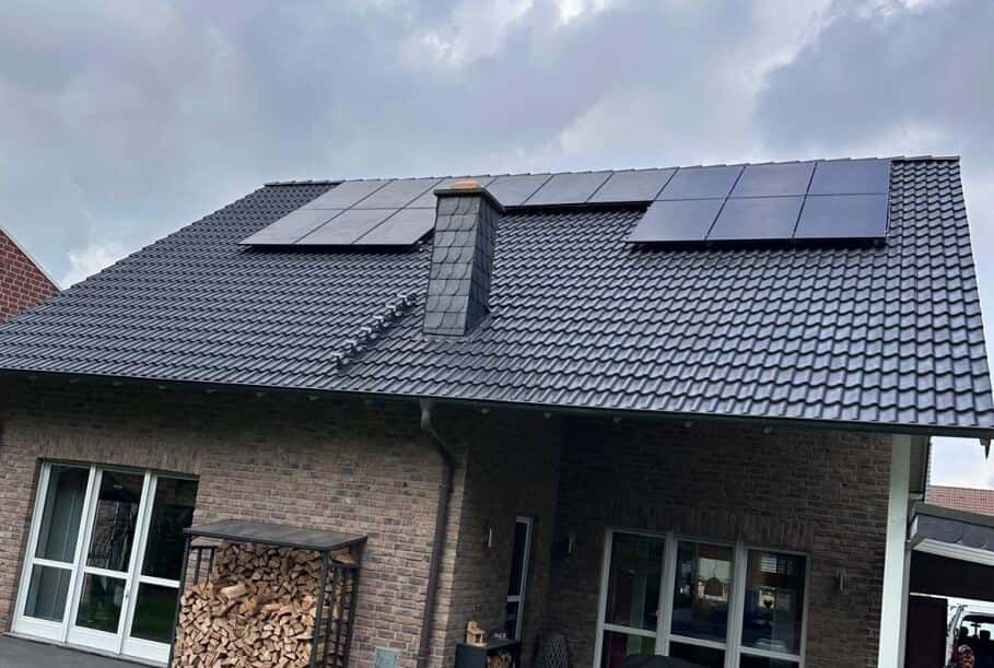 Nachher: Frisch beschichtetes Dach mit gleichmäßiger Optik und Solaranlage