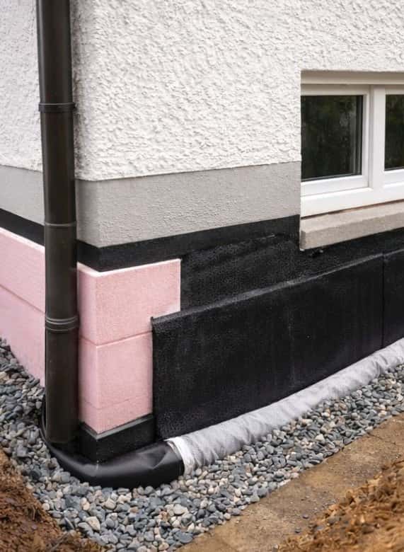 Nachher: Kelleraußenwand mit Abdichtung, Dämmung und Drainage