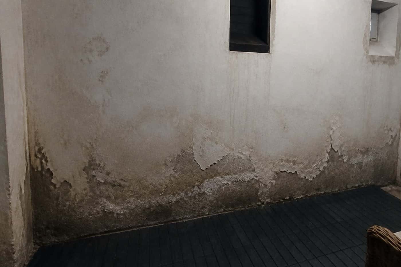 Vorher: Feuchte Kellerwand vor der Innenverkieselung