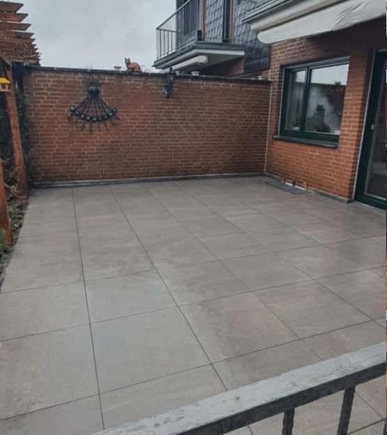 Nachher: Frisch verlegte Keramikplatten auf der Terrasse